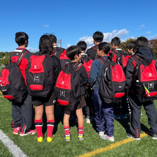 ・「オリジナルバックパック」今回「鈴鹿ラグビースクール」のスクール生の有志の方々からのご依頼でオリジナルバックパックを作成いたしました。窓口でやりとりしていただきましたN様、またチームの皆様この度はありがとうございました!・・・こちらのバックパックは収納ポケットも多く、大きさ的にもすごく使い勝手の良いタイプです。部分的にデザインを入れることは言うまでもありませんが、バック全体をフルカラーで表現することも可能です。選手一人一人の個人名を入れたり、番号を入れたりすることも可能です。10個〜オーダー可能です。※価格は個数で変動します。気になる方は是非一度お問い合わせください。#U_EQUIPMENT#ユー_エキップメント#ラグビーブランド#ラグビージャージ#ラグビーパンツ#ラグビーソックス#ラグビーピステ#タッチフラッグ#オリジナルデザイン#チームオーダー#オリジナルバックパック#オリジナルバッグ#鈴鹿ラグビースクール