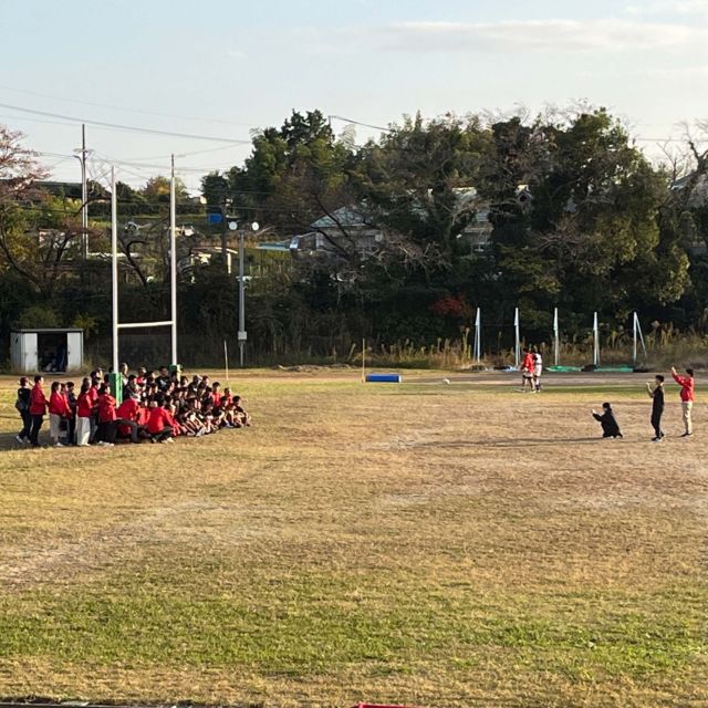 ・2025.11.8「東海高専大会」決勝戦の観戦に。鈴鹿高専ラグビー部さんが見事優勝!3年ぶりに全国高専大会出場決定!優勝&全国大会出場おめでとうございます!!・・・チームは今シーズン、全員がどんなしんどいときでも声を出し続け、見ている人にいい意味で変態だ！と思ってもらえるようにということで「All Leader 日本一変態なチーム」というスローガンを掲げていました。決勝の舞台ではこれを体現していました。チームを鼓舞する声が途切れずあちこちから。。一次負傷退場している選手から「すぐ戻るから心配するなー」といった雄叫びも!数日前に観戦した花園決勝とはまた違う両校の熱い戦いを見せてもらいました!・・・写真は試合後の写真撮影。選手/スタッフ/ご家族でファミリー感たっぷりの素晴らしいチームでした!次は全国制覇を目指して頑張ってください!#U_EQUIPMENT#ユー_エキップメント#ラグビーブランド#ラグビージャージ#ラグビーパンツ#ラグビーソックス#ラグビーピステ#オリジナルデザイン#チームオーダー#鈴鹿高専ラグビー部