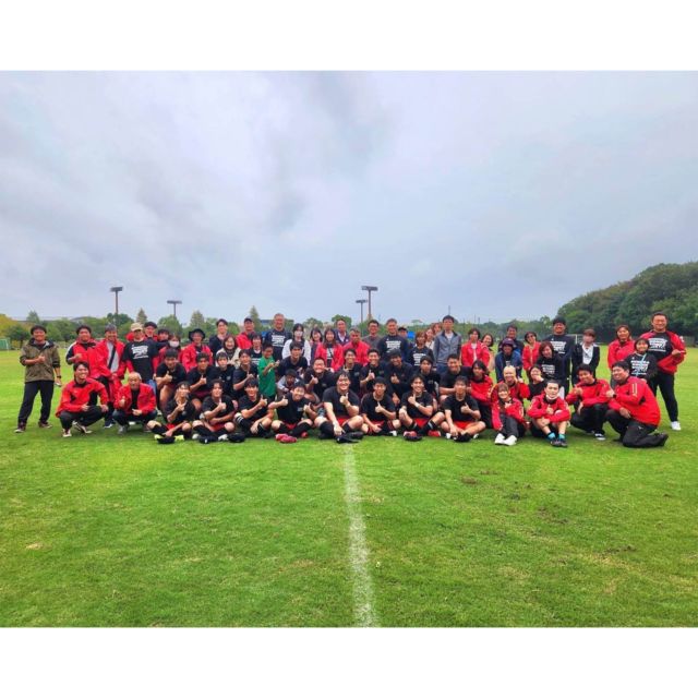 ・「鈴鹿工業高等専門学校ラグビー部」廃部していたラグビー部を復活させることは不可能に近いと言われていた7年前に、入学と同時に監督兼主将(現ラグビー部監督)として1人で「ラグビー同好会」を立ち上げました。そこから5年で、全国高専大会出場まで成し遂げました。全国のラグビー部では部員減少/チーム減少が大きな課題になっている中、今では30人を越える部員が所属する部になっています。今回は「鈴鹿高専ラグビー部」さんの保護者の応援用Tシャツを製作させていただきました。先日行われた東海高専大会決勝で見事に勝利し、3年ぶりに全国高専大会に出場が決まりました。2026年1月4日〜4日間、神戸総合運動公園ユニバー記念競技場・補助競技場にて「第56回全国高等専門学校ラグビーフットボール大会」監督をはじめ、関係者の皆様今回は本当にありがとうございました!全国大会頑張ってきてください!!#U_EQUIPMENT#ユー_エキップメント#ラグビーブランド#ラグビージャージ#ラグビーパンツ#ラグビーソックス#ラグビーピステ#タッチフラッグ#オリジナルデザイン#チームオーダー#鈴鹿高専ラグビー部#高専ラグビー#全国高等専門学校ラグビーフットボール大会