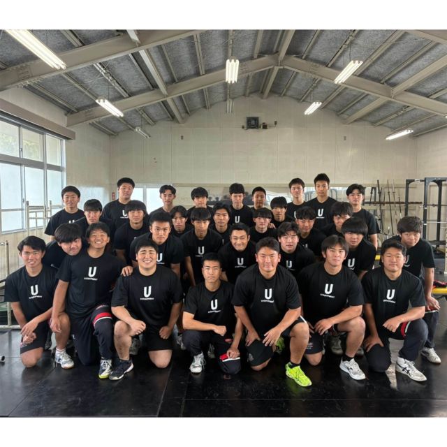 ・創部初の三重県単独優勝で花園出場を決めた「四日市工業ラグビー部」さん。今回は、選手/スタッフの皆様に「U/EQUIPMENT」のロゴTを揃えていただきました。・・・いよいよ今週末。Tシャツは練習時にでも、宿で部屋着にでも自由に使っていただければ^^全国頑張ってきてください!!#U_EQUIPMENT#ユー_エキップメント#ラグビーブランド#ラグビージャージ#ラグビーパンツ#ラグビーソックス#ラグビーピステ#オリジナルデザイン#チームオーダー#四日市工業ラグビー部