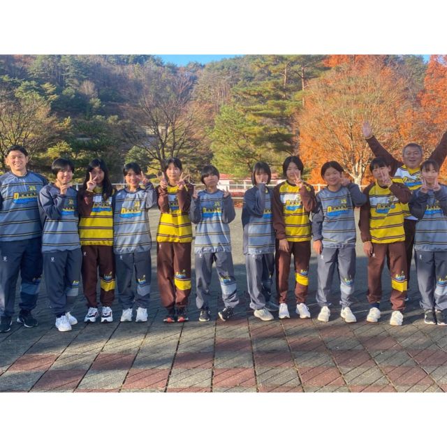 ・前回ピステを製作させていただいた「広島ドルフィンズ」さん。今回は色違いのグレーを製作させていただきました。前回のブラウンに続きグレーも渋い!!選手もスタッフの皆さんも本当に素敵に着こなしてくれていて、作り手としてこれ以上ない喜びです。このウェアが、チームの一体感と自信に繋がっていたら非常に嬉しいです。・・・代表のM様、チームの皆様、本当にありがとうございます!!#U_EQUIPMENT#ユー_エキップメント#ラグビーブランド#ラグビージャージ#ラグビーパンツ#ラグビーソックス#ラグビーピステ#タッチフラッグ#オリジナルデザイン#チームオーダー#広島ドルフィンズ#女子ラグビー