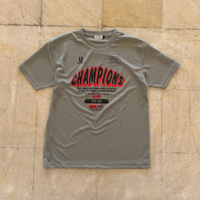 ・「四日市工業高校ラグビー部」・・・予選初の単独優勝で花園出場を果たした2025シーズン。・・・2年連続の優勝記念Tシャツを後援会が卒部式で卒業生にプレゼント。すでに新しいチームは始動しています。そろそろ新入生入部のこの時期。新シーズンはどんなチームに成長するのか楽しみです。・・・後援会の皆様ありがとうございました!#U_EQUIPMENT#ユー_エキップメント#ラグビーブランド#ラグビージャージ#ラグビーパンツ#ラグビーソックス#ラグビーピステ#タッチフラッグ#オリジナルデザイン#チームオーダー#四工ラグビー部#四日市工業ラグビー部